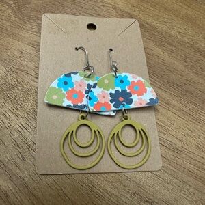 5/$10 Floral and Gold Dangle‎ Earrings
